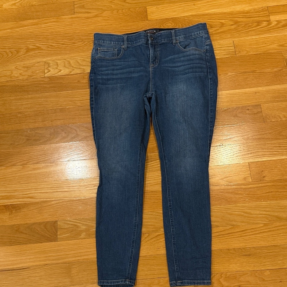 Torrid women’s Bombshell  Skinny Jeans size 16R .